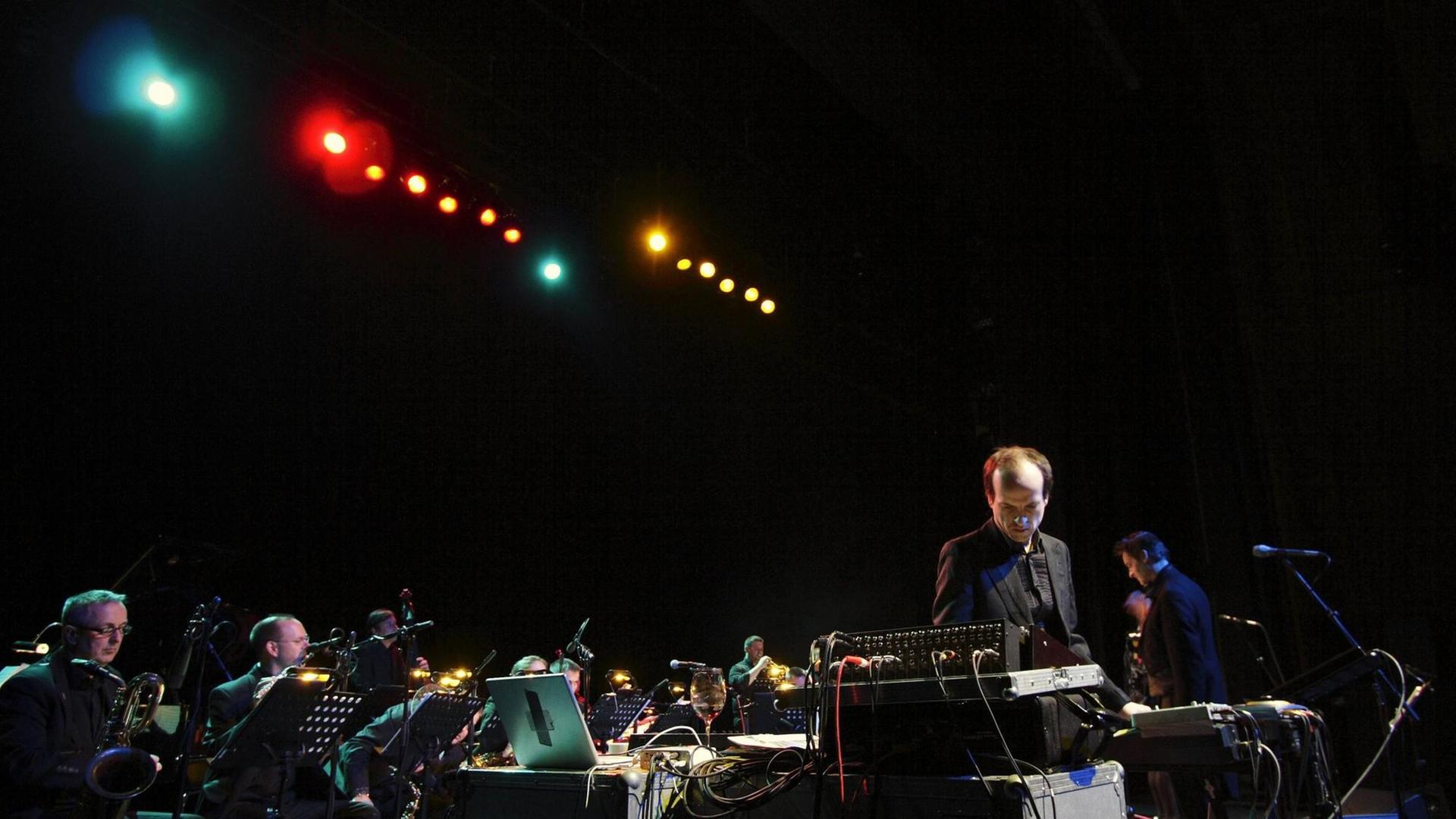 Der Musiker Matthew Herbert steht bei einem Konzert seiner Bigband während eines Konzertes in Hamburg am Keyboard. Der Musiker Matthew Herbert steht bei einem Konzert seiner Bigband während eines Konzertes in Hamburg am Keyboard.