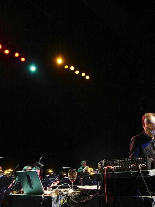 Der Musiker Matthew Herbert steht bei einem Konzert seiner Bigband während eines Konzertes in Hamburg am Keyboard.