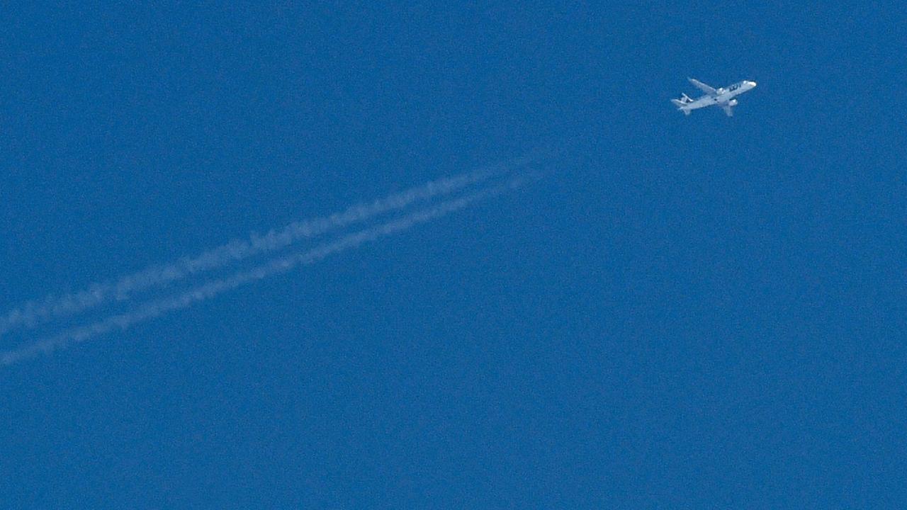 Ein Flugzeug hinterlässt Kondensstreifen am 07.06.2014 am Himmel mit dem zunehmenden Mond über dem Landkreis Oder-Spree nahe Petersdorf (Brandenburg). Sie entstehen, wenn heiße, wasserdampfhaltige Triebwerksabgase von Luftfahrzeugen auf kalte Luft treffen. Foto: Patrick Pleul Ein Flugzeug hinterlässt Kondensstreifen am 07.06.2014 am Himmel mit dem zunehmenden Mond über dem Landkreis Oder-Spree nahe Petersdorf (Brandenburg). Sie entstehen, wenn heiße, wasserdampfhaltige Triebwerksabgase von Luftfahrzeugen auf kalte Luft treffen. Foto: Patrick Pleul