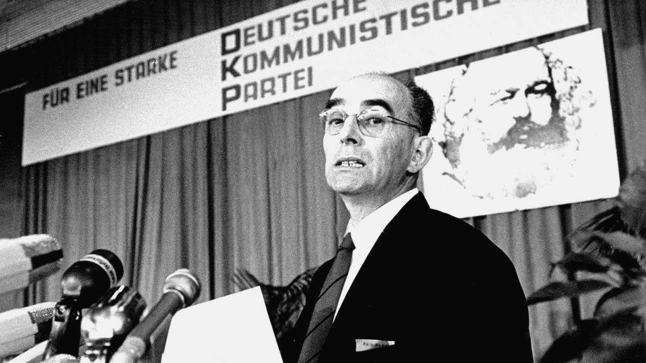 Kurt Bachmann, der Sprecher des Bundesausschusses während seiner Rede auf der ersten Bundeskonferenz der Deutschen Kommunistischen Partei am 27. Oktober 1968 in der Offenbacher Stadthalle. Ein aus 30 Männern und Frauen bestehender Bundesausschuß hatte am 26. September 1968 in Frankfurt am Main die Gründung der DKP bekanntgegeben und sich zu den im Grundgesetz der Bundesrepublik verankerten Grundsätzen und Grundrechten bekannt. | Verwendung weltweit Kurt Bachmann, der Sprecher des Bundesausschusses während seiner Rede auf der ersten Bundeskonferenz der Deutschen Kommunistischen Partei am 27. Oktober 1968 in der Offenbacher Stadthalle. Ein aus 30 Männern und Frauen bestehender Bundesausschuß hatte am 26. September 1968 in Frankfurt am Main die Gründung der DKP bekanntgegeben und sich zu den im Grundgesetz der Bundesrepublik verankerten Grundsätzen und Grundrechten bekannt. | Verwendung weltweit