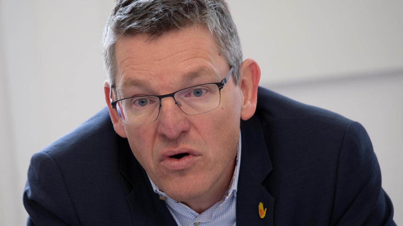 19.02.2019, Brandenburg, Potsdam: Christian Hoßbach, DGB-Vorsitzender Brandenburg, spricht während einer Pressekonferenz im Haus der Gewerkschaften in Potsdam zu den künftigen Forderungen der Gewerkschaften an die Landespolitik. Foto: Ralf Hirschberger/dpa-Zentralbild/ZB | Verwendung weltweit 19.02.2019, Brandenburg, Potsdam: Christian Hoßbach, DGB-Vorsitzender Brandenburg, spricht während einer Pressekonferenz im Haus der Gewerkschaften in Potsdam zu den künftigen Forderungen der Gewerkschaften an die Landespolitik. Foto: Ralf Hirschberger/dpa-Zentralbild/ZB | Verwendung weltweit