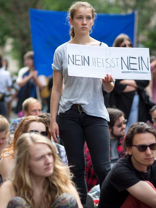 Eine Demo in Berlin, in der Mitte hält eine junge Frau ein Schild mit der Aufschrift "Nein heißt Nein" hoch.