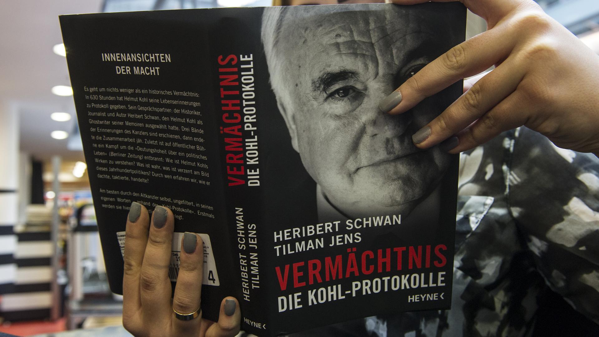 Eine Frau hält in einer Buchhandlung in Berlin ein Buch "Vermächtnis. Die Kohl-Protokolle" mit den Aufzeichnungen von Gesprächen mit Altkanzler Kohl. Eine Frau hält in einer Buchhandlung in Berlin ein Buch "Vermächtnis. Die Kohl-Protokolle" mit den Aufzeichnungen von Gesprächen mit Altkanzler Kohl.