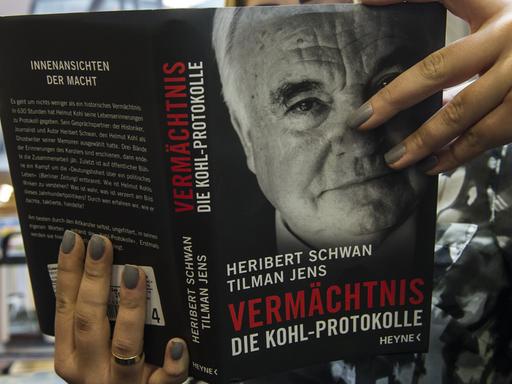Eine Frau hält in einer Buchhandlung in Berlin ein Buch "Vermächtnis. Die Kohl-Protokolle" mit den Aufzeichnungen von Gesprächen mit Altkanzler Kohl.
