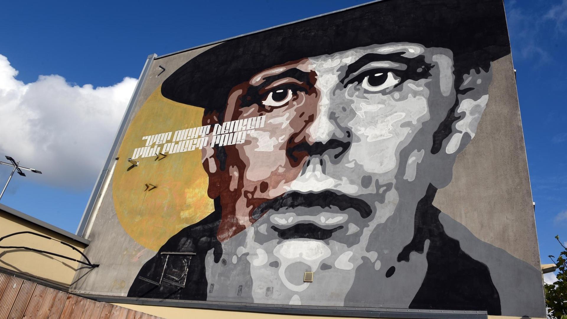 Ein Graffiti in Düsseldorf zeigt den Künstler Joseph Beuys. Ein Graffiti in Düsseldorf zeigt den Künstler Joseph Beuys.
