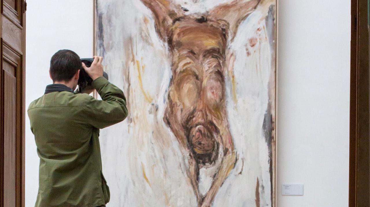 Ein Mann fotografiert am 17.10.2012 im Neuen Museum in Weimar das Werk "o.T.(Ikarus)" von Mark Lammert Ein Mann fotografiert am 17.10.2012 im Neuen Museum in Weimar das Werk "o.T.(Ikarus)" von Mark Lammert