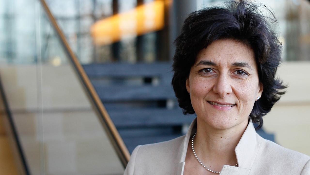 Sylvie Goulard ist eine französische Politologin, für die Partei Mouvement démocrate im Europaparlament.
Sylvie Goulard ist eine französische Politologin, für die Partei Mouvement démocrate im Europaparlament.