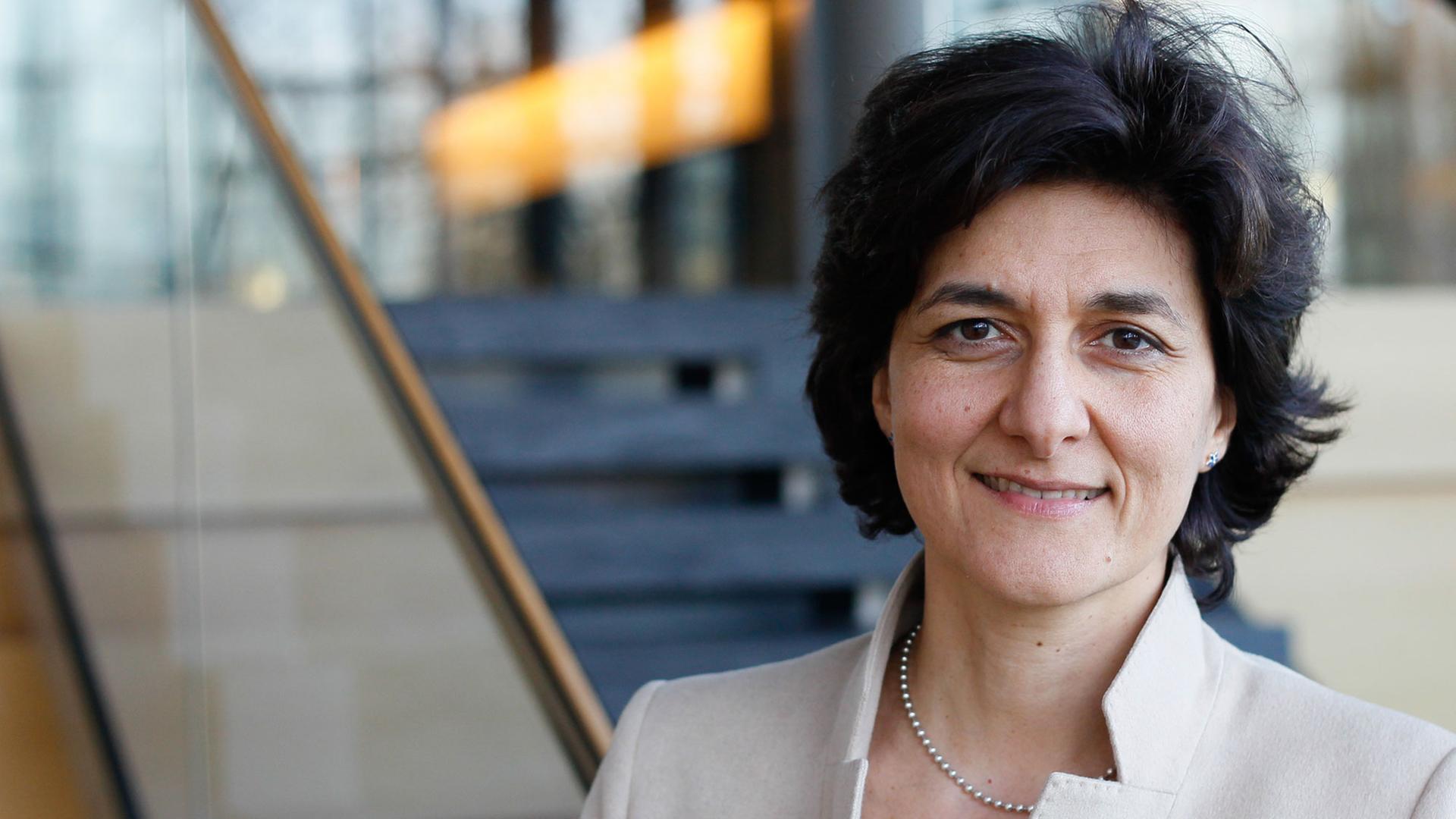 Sylvie Goulard ist eine französische Politologin, für die Partei Mouvement démocrate im Europaparlament. Sylvie Goulard ist eine französische Politologin, für die Partei Mouvement démocrate im Europaparlament.