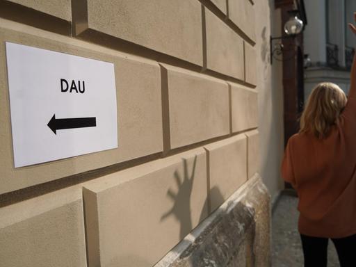 Ein Wegweiser mit der Aufschrift "Dau" führt in den Schinkel Pavillon, wo im Rahmen einer Pressekonferenz das Mauer- und Kunstprojekts "DAU Freiheit" vorgestellt wird.