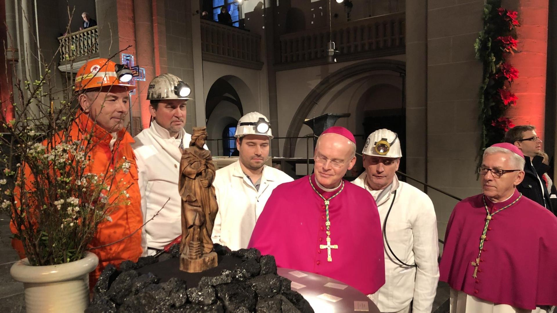 Franz-Josef Overbeck, der Bischof des Bistums Essen, schaut die Barbara-Figur beim Ökumenischen Gottesdienst an. Franz-Josef Overbeck, der Bischof des Bistums Essen, schaut die Barbara-Figur beim Ökumenischen Gottesdienst an.