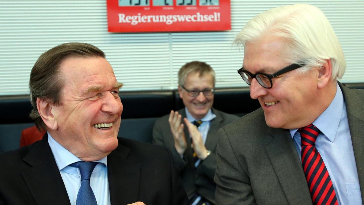 Altkanzler Gerhard Schröder und Frank-Walter Steinmeier unterhalten sich im März 2013 zu Beginn der Fraktionssitzung ihrer Partei im Reichstagsgebäude in Berlin. Altkanzler Gerhard Schröder und Frank-Walter Steinmeier unterhalten sich im März 2013 zu Beginn der Fraktionssitzung ihrer Partei im Reichstagsgebäude in Berlin.