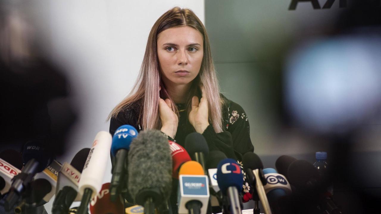 Die belarussische Leichtathletin Kristina Timanowskaja bei einer Pressekonferenz in Tokio. Die belarussische Leichtathletin Kristina Timanowskaja bei einer Pressekonferenz in Tokio.