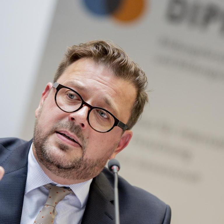 22.06.2018, Berlin: Kai Maaz, Sprecher der wissenschaftlichen Autorengruppe, spricht bei der Pressekonferenz zur Veröffentlichung des Berichts „Bildung in Deutschland 2018“. Schwerpunkt des Bildungsbericht 2018 ist das Thema „Wirkungen und Erträge von Bildung“. Foto: Christoph Soeder/dpa