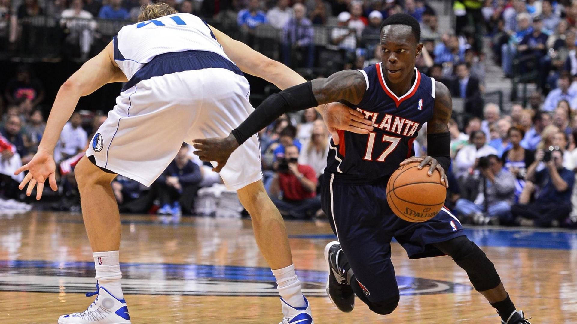 Jung gegen alt: Dirk Nowitzki und der 15 Jahre jüngere Dennis Schröder (rechts) in der NBA. Jung gegen alt: Dirk Nowitzki und der 15 Jahre jüngere Dennis Schröder (rechts) in der NBA.