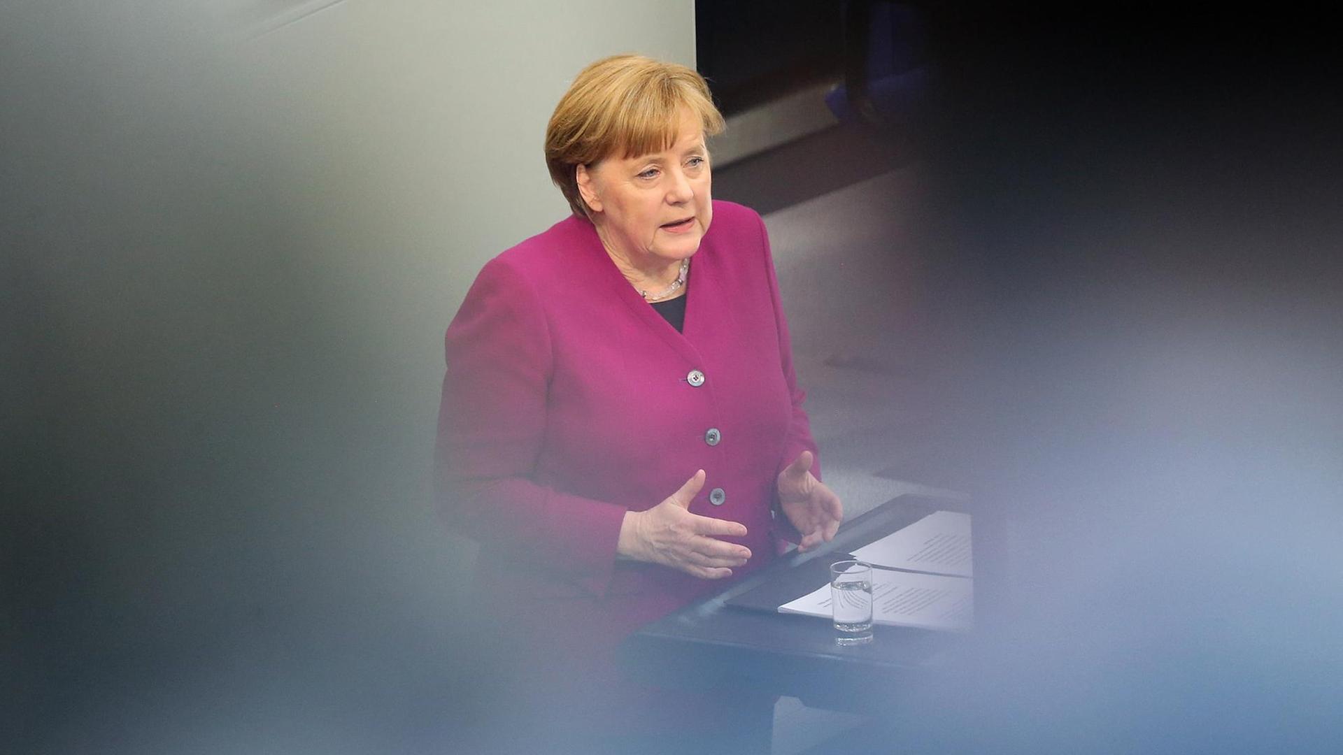 Bundeskanzlerin Angela Merkel (CDU) steht am 21.03.2018 am Rednerpult im Bundestag Bundeskanzlerin Angela Merkel (CDU) steht am 21.03.2018 am Rednerpult im Bundestag