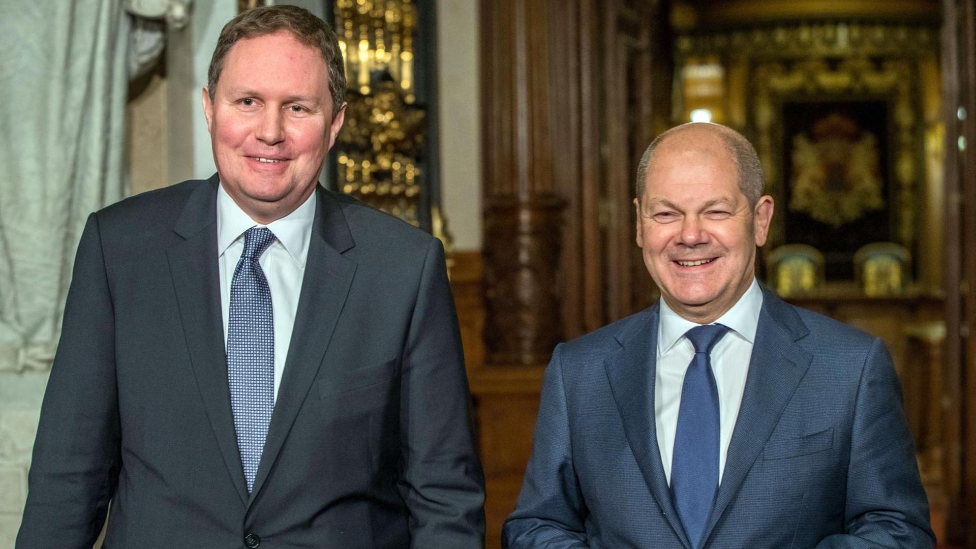 Carsten Brosda und Olaf Scholz stehen lächelnd nebeneinander. Carsten Brosda und Olaf Scholz stehen lächelnd nebeneinander.