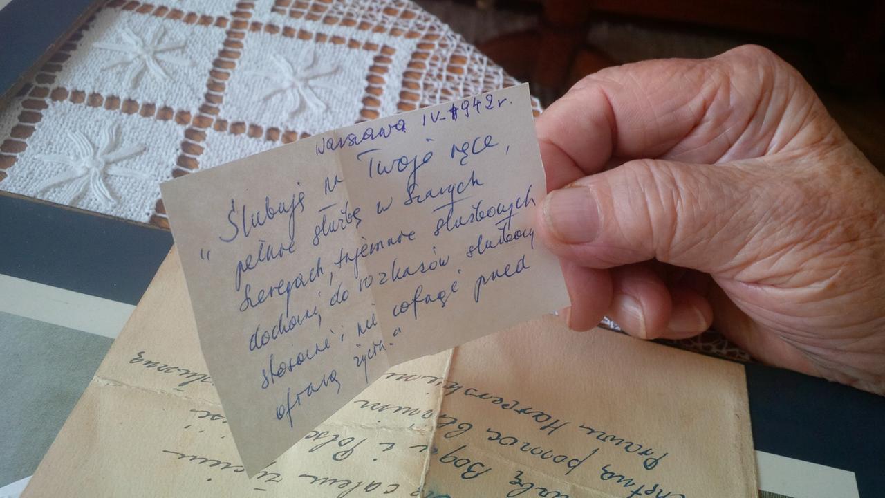 Wanda Traczyk-Stawska mit Zettel des Gelübde-Textes. Wanda Traczyk-Stawska mit Zettel des Gelübde-Textes.