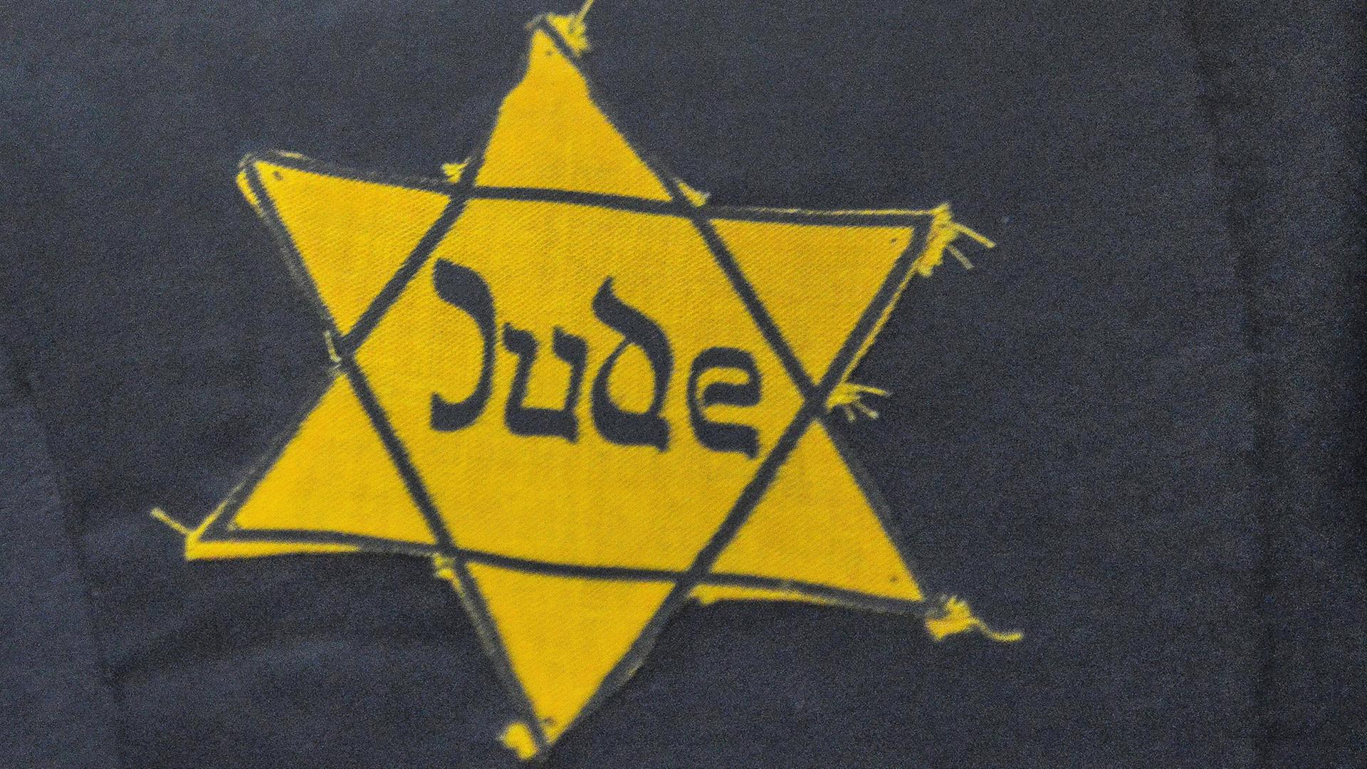 Ein abgenähter Judenstern in der Ausstellung "Nationalsozialismus in Freiburg". Ein abgenähter Judenstern in der Ausstellung "Nationalsozialismus in Freiburg".