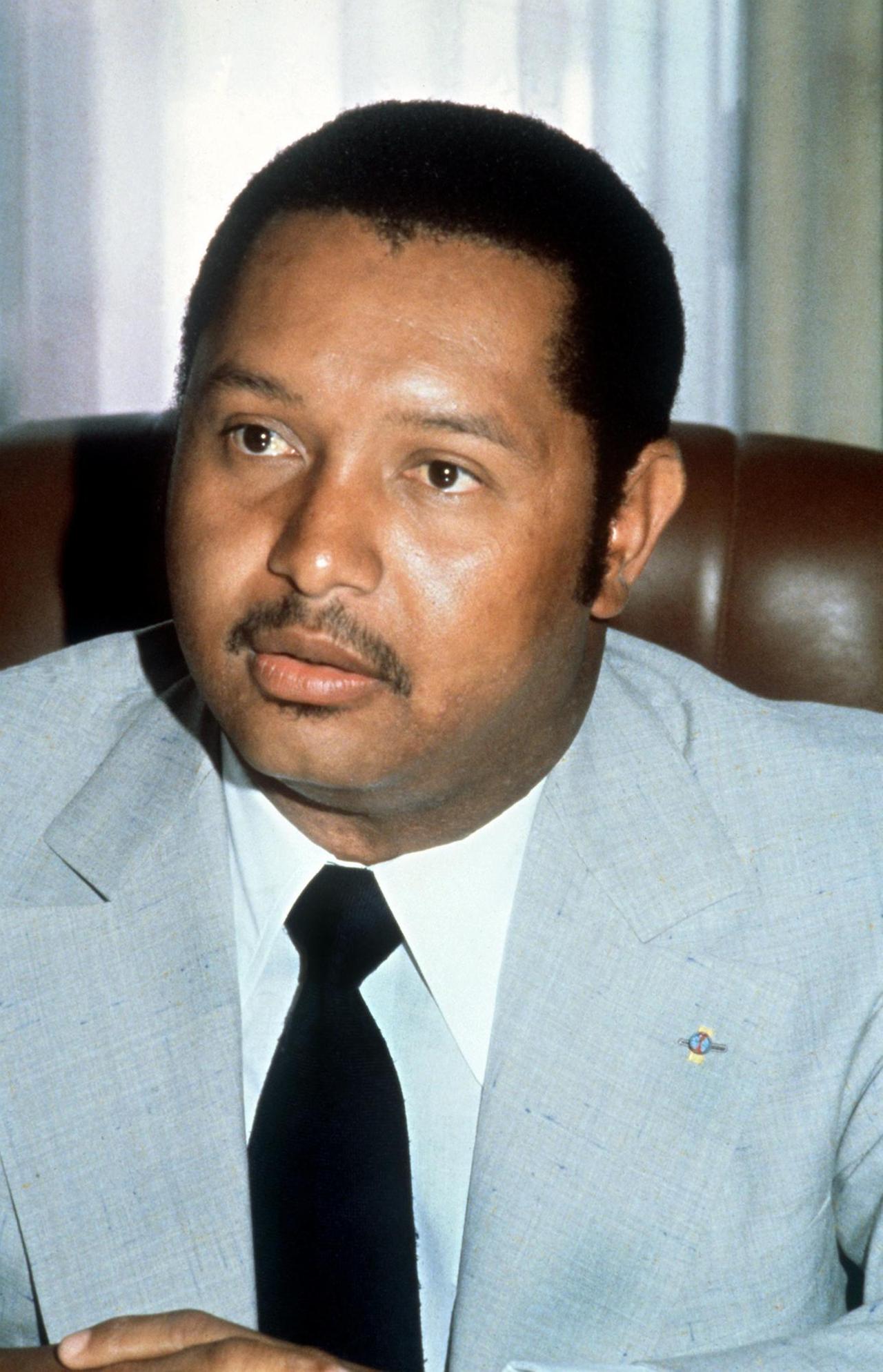 Der haitianische Präsident und Diktator Jean-Claude Duvalier, genannt "Baby Doc", aufgenommen 1982. Jean-Claude Duvalier trat 19-jährig im April 1971 die Nachfolge seines Vaters Francois Duvalier an, der sich 1964 zum Präsidenten auf Lebenszeit erklärt hatte. Nach schweren, zum Teil blutigen Unruhen und anhaltenden Streiks verließ "Baby Doc" am 7. Februar 1986 das Land und ging nach Frankreich. | Der haitianische Präsident und Diktator Jean-Claude Duvalier, genannt "Baby Doc", aufgenommen 1982. Jean-Claude Duvalier trat 19-jährig im April 1971 die Nachfolge seines Vaters Francois Duvalier an, der sich 1964 zum Präsidenten auf Lebenszeit erklärt hatte. Nach schweren, zum Teil blutigen Unruhen und anhaltenden Streiks verließ "Baby Doc" am 7. Februar 1986 das Land und ging nach Frankreich. |