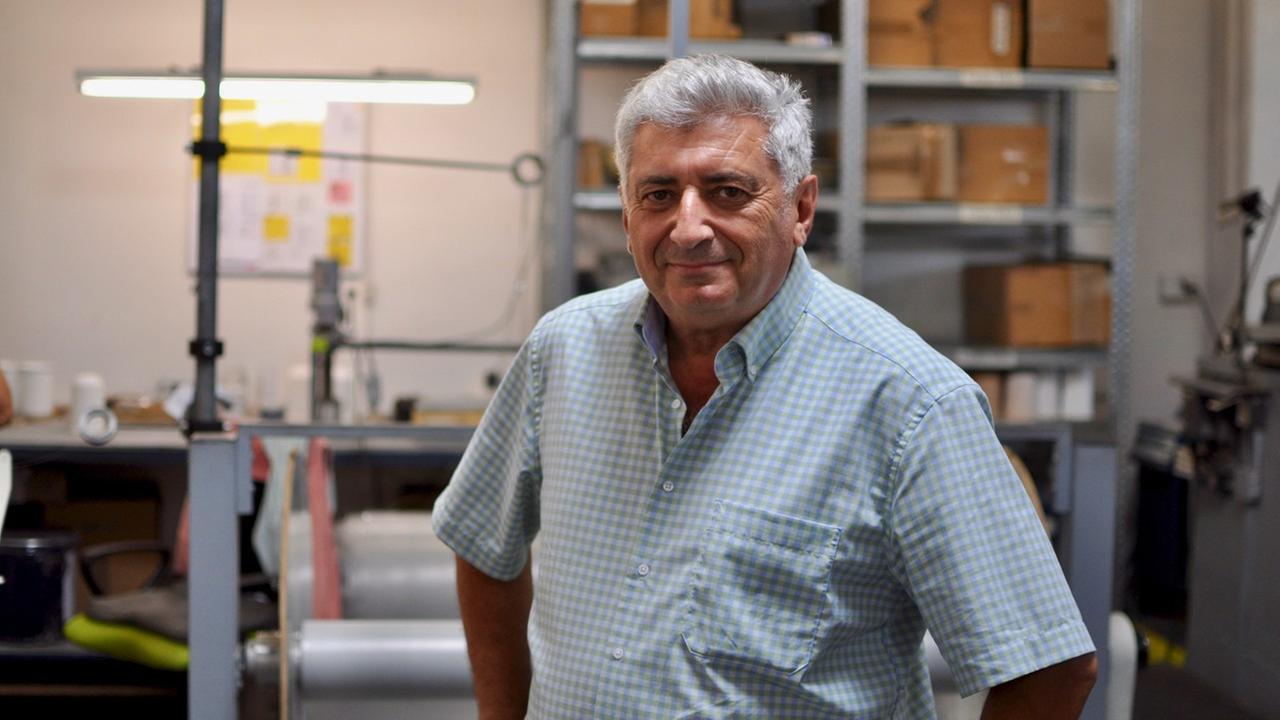 Vladimir Manov, Erfinder eines Sicherheitspapiers, das metallische Fäden enthält Vladimir Manov, Erfinder eines Sicherheitspapiers, das metallische Fäden enthält
