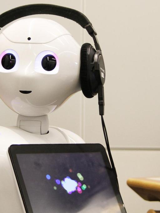 Roboter Pepper im Dlf-Studio