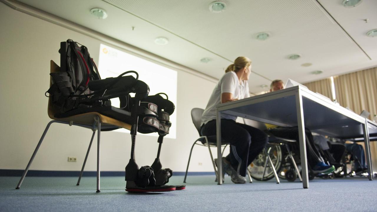 Der anziehbare, intelligente Gangroboter Ekso steht in der Schön-Klinik in Bad Aibling, aufgenommen bei einem Pressegespräch im Jahr 2013 Der anziehbare, intelligente Gangroboter Ekso steht in der Schön-Klinik in Bad Aibling, aufgenommen bei einem Pressegespräch im Jahr 2013