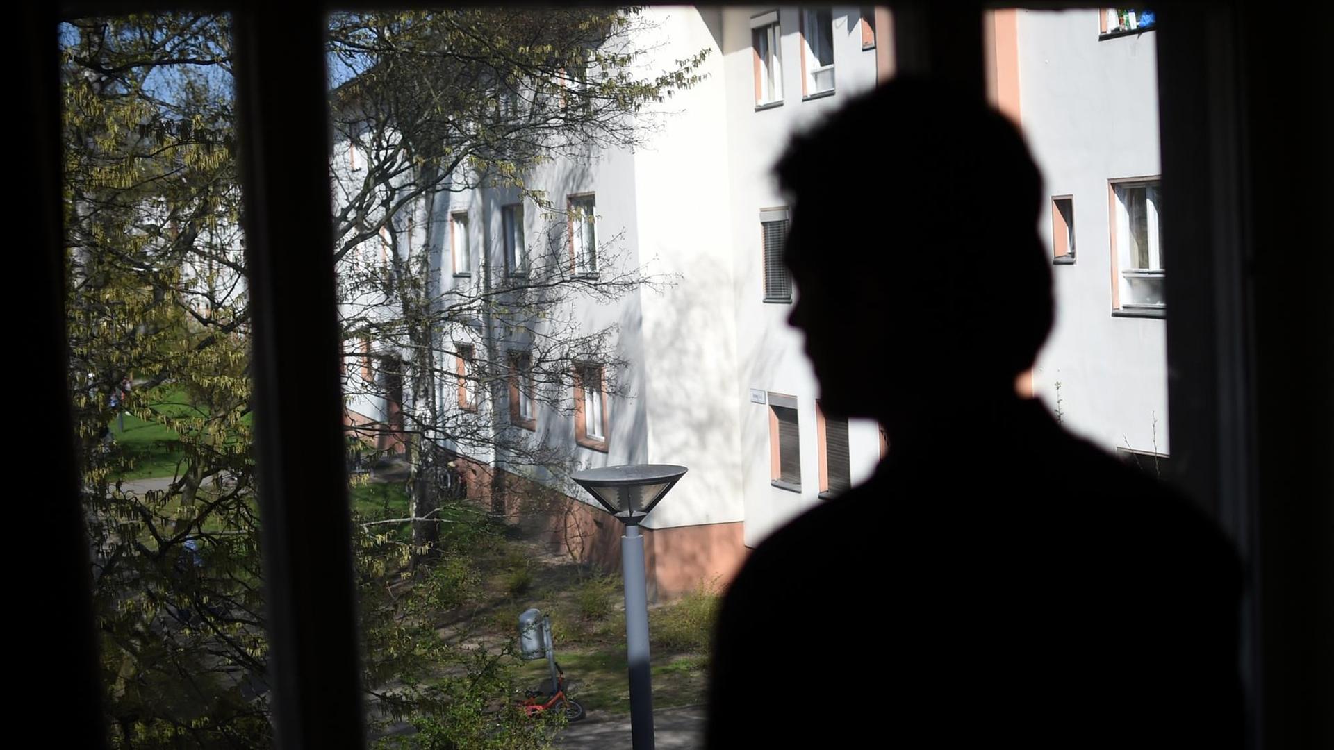 Ein Mann aus Afghanistan steht in Berlin am Fenster in seiner Unterkunft. Ein Mann aus Afghanistan steht in Berlin am Fenster in seiner Unterkunft.