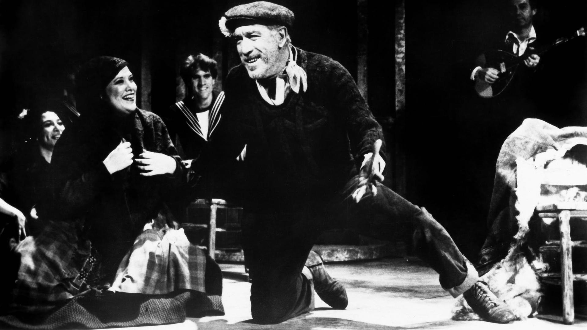 Anthony Quinn in einer Filmszene aus dem griechischen Spielfilm Alexis Zorbas aka. Zorba the Greek von 1964. Regie führte Michael Cacoyannis.