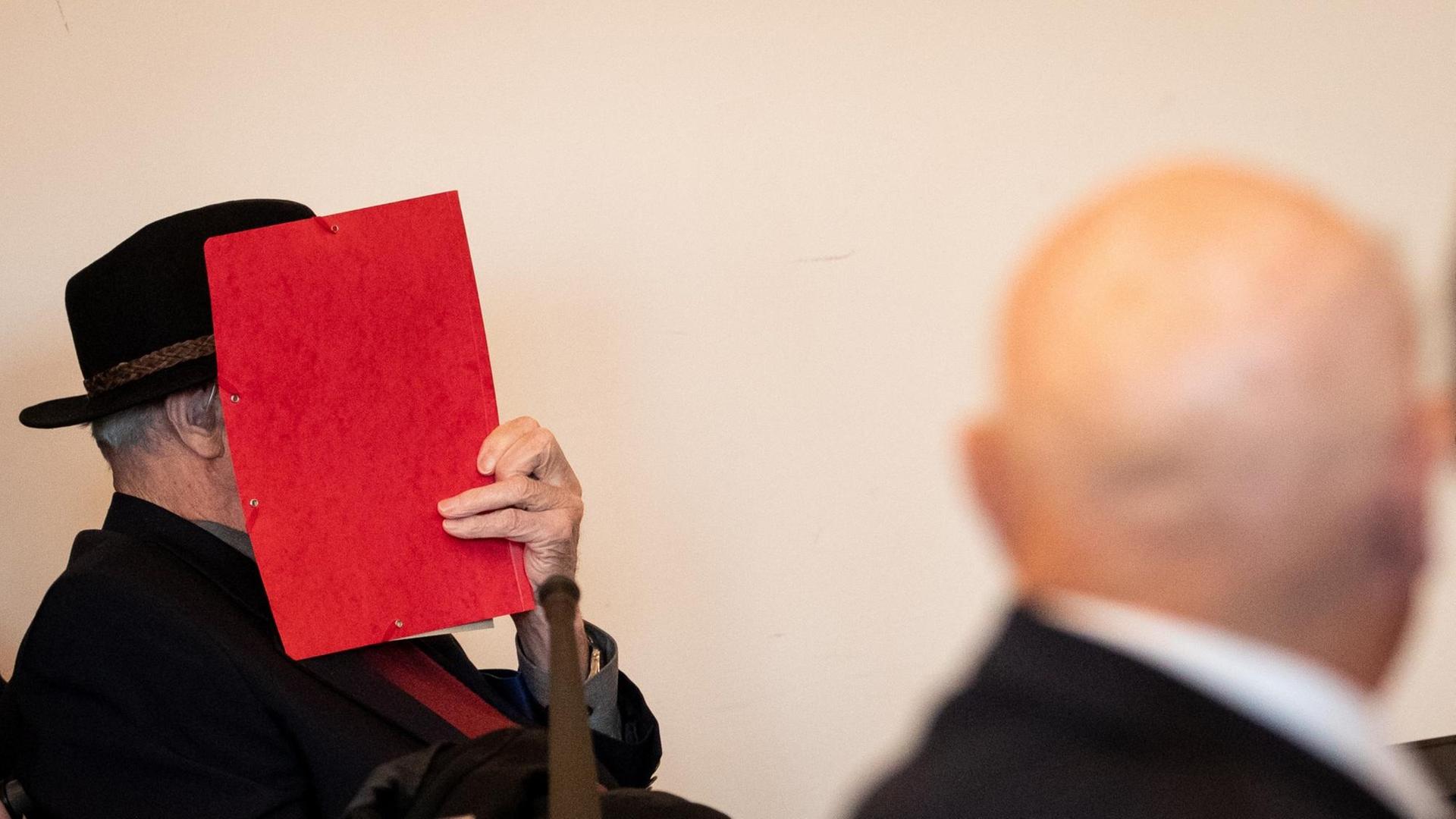 Ein 93 Jahre alter SS-Wachmann (l) wird unter den Blicken von Marek Dunin-Wasowicz, Überlebender des KZ Stutthof, im Landgericht in den Saal geschoben. Ein 93 Jahre alter SS-Wachmann (l) wird unter den Blicken von Marek Dunin-Wasowicz, Überlebender des KZ Stutthof, im Landgericht in den Saal geschoben.