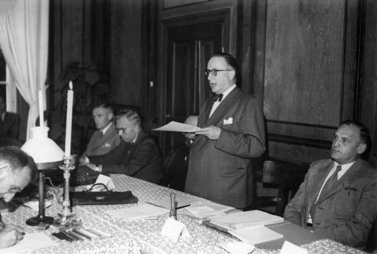 Am 10. August 1948, um 10 Uhr vormittags, eröffnete der Leiter der Bayerischen Staatskanzlei, Staatsminister Dr. Anton Pfeiffer, auf Schloß Herrenchiemsee die über 13 Tage anberaumte Verfassungsversammlung. Am 10. August 1948, um 10 Uhr vormittags, eröffnete der Leiter der Bayerischen Staatskanzlei, Staatsminister Dr. Anton Pfeiffer, auf Schloß Herrenchiemsee die über 13 Tage anberaumte Verfassungsversammlung.