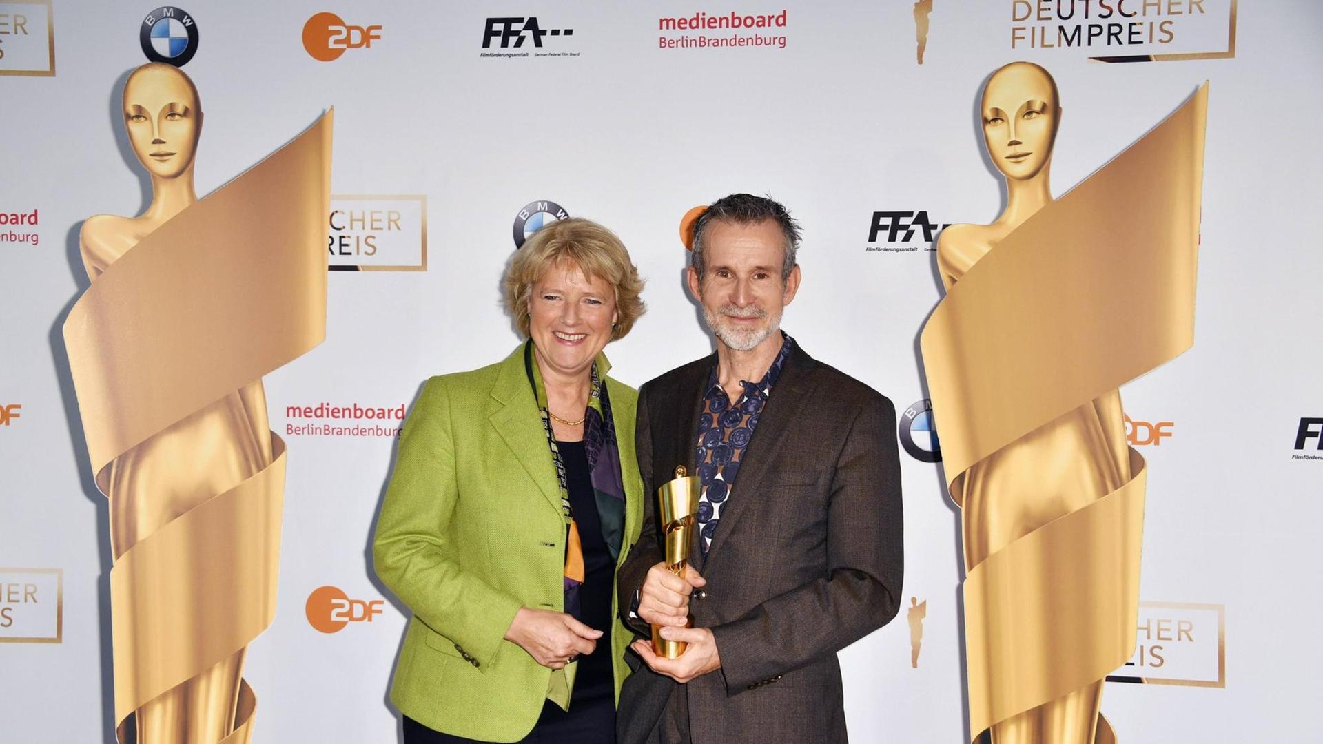 Monika Grütters und Ulrich Matthes mit dem Lola Filmpreis in der Hand Monika Grütters und Ulrich Matthes mit dem Lola Filmpreis in der Hand