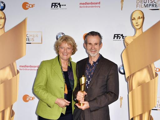 Monika Grütters und Ulrich Matthes mit dem Lola Filmpreis in der Hand