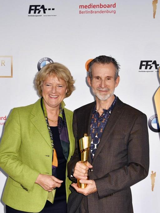 Monika Grütters und Ulrich Matthes mit dem Lola Filmpreis in der Hand