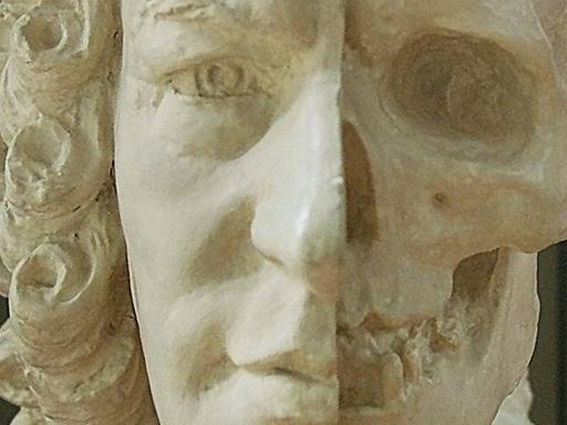 Eine Plastik, die zum Teil einen Totenschädel Bachs und seine menschlichen Gesichtszüge zeigt.