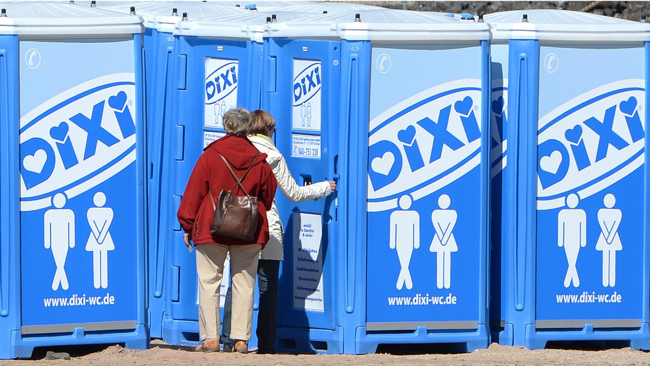 Zwei Frauen stehen vor Dixi-Klos, aufgenommen 2013 in Hamburg Zwei Frauen stehen vor Dixi-Klos, aufgenommen 2013 in Hamburg