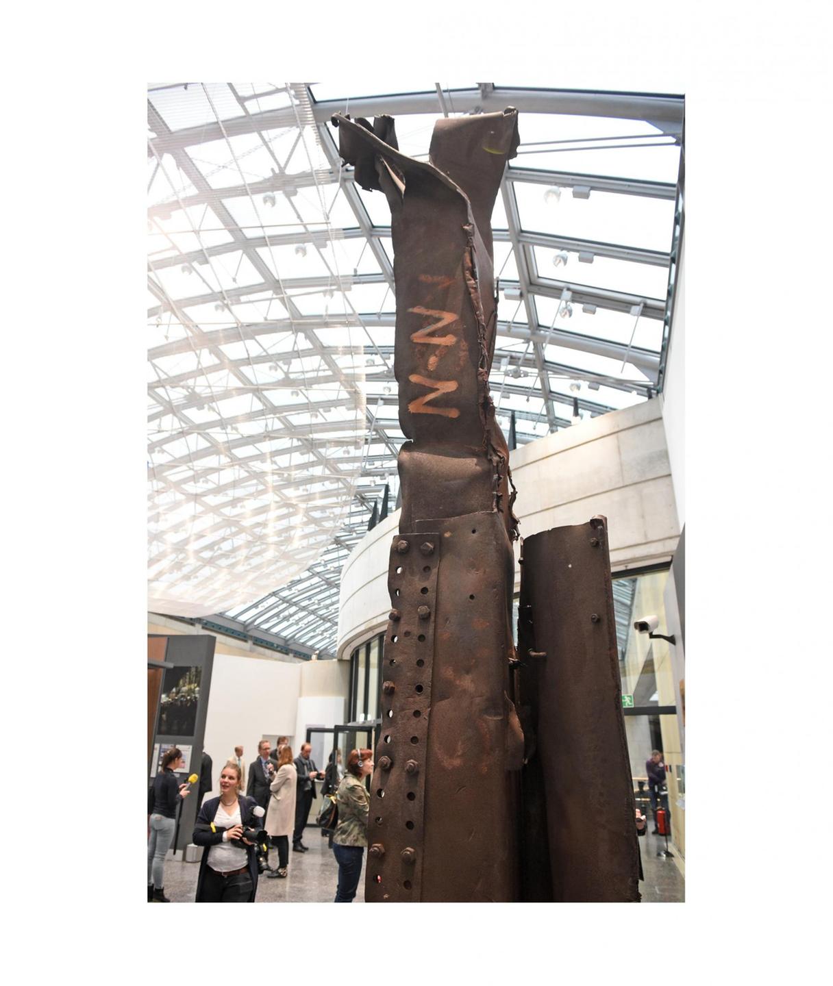Ein Stahlträger aus dem World Trade Center in New York ist am im Haus der Geschichte in Bonn in der wiedereröffneten Dauerausstellung zu sehen.