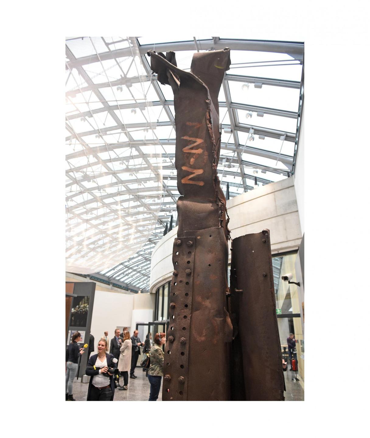 Ein Stahlträger aus dem World Trade Center in New York ist am im Haus der Geschichte in Bonn in der wiedereröffneten Dauerausstellung zu sehen. Ein Stahlträger aus dem World Trade Center in New York ist am im Haus der Geschichte in Bonn in der wiedereröffneten Dauerausstellung zu sehen.