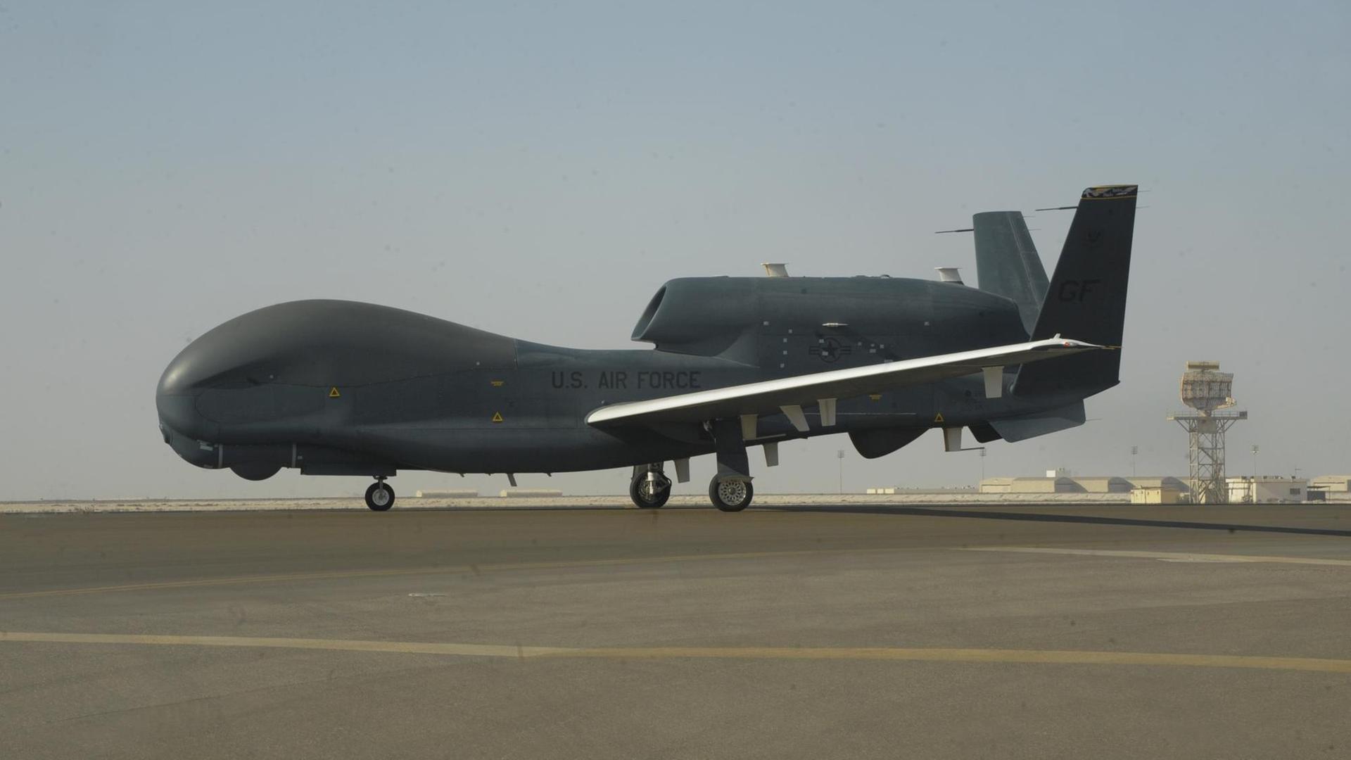 Ein unbemanntes Aufklärungsflugzeug des Typs "RQ-4A Global Hawk" steht auf einem Rollfeld Ein unbemanntes Aufklärungsflugzeug des Typs "RQ-4A Global Hawk" steht auf einem Rollfeld