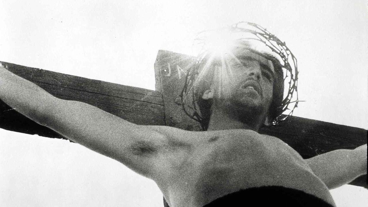 Filmstill aus Pier Paolo Pasolinis "Das 1. Evangelium – Matthäus" mit Enrique Irazoqui als Jesus, der hier am Kreuz zu sehen ist.