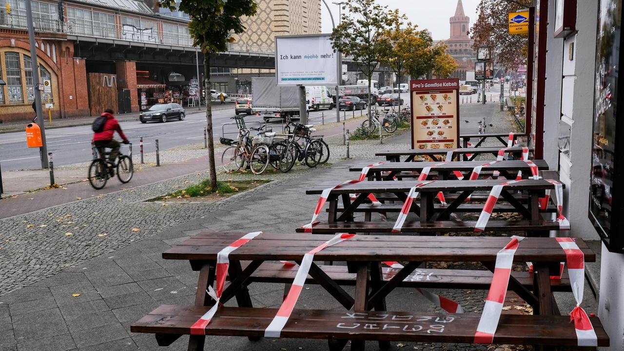 "Lockdown light" im November 2020: Kneipen und Gaststätten sind - wie hier in Berlin - geschlossen. Mit Absperrband sind die Tische vor einem Imbiß in der Warschauer Straße umwickelt.