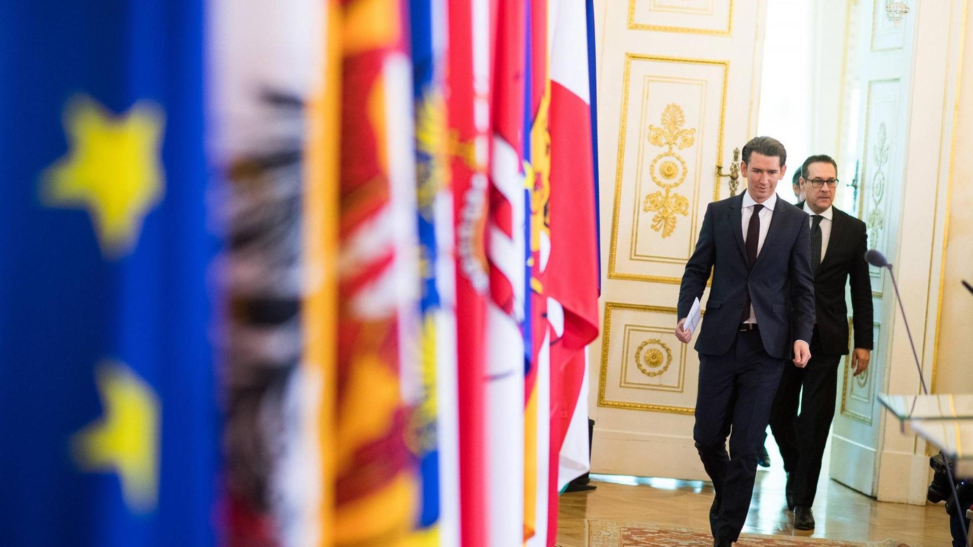 Sebastian Kurz (ÖVP) und Heinz-Christian Strache (FPÖ), die führenden Köpfe von Österreichs neuer Regierung. Sebastian Kurz (ÖVP) und Heinz-Christian Strache (FPÖ), die führenden Köpfe von Österreichs neuer Regierung.