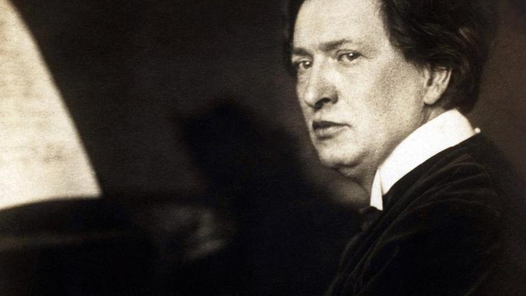 Porträt des Komponisten, Piansiten und Musiktheoretikers Ferruccio Busoni am Flügel sitzend. Porträt des Komponisten, Piansiten und Musiktheoretikers Ferruccio Busoni am Flügel sitzend.