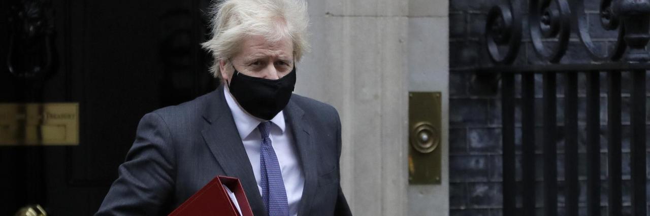 Der britische Premierminister Boris Johnson vor der Tür seines Amtssitzes in 10, Downing Street Der britische Premierminister Boris Johnson vor der Tür seines Amtssitzes in 10, Downing Street