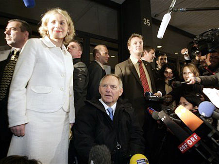 Kirsten Harms, Direktorin der Deutschen Oper Berlin (links) und Bundesinnenminister Wolfgang Schäuble während der Ankunft zur Oper Idomeneo in Berlin. Kirsten Harms, Direktorin der Deutschen Oper Berlin (links) und Bundesinnenminister Wolfgang Schäuble während der Ankunft zur Oper Idomeneo in Berlin.