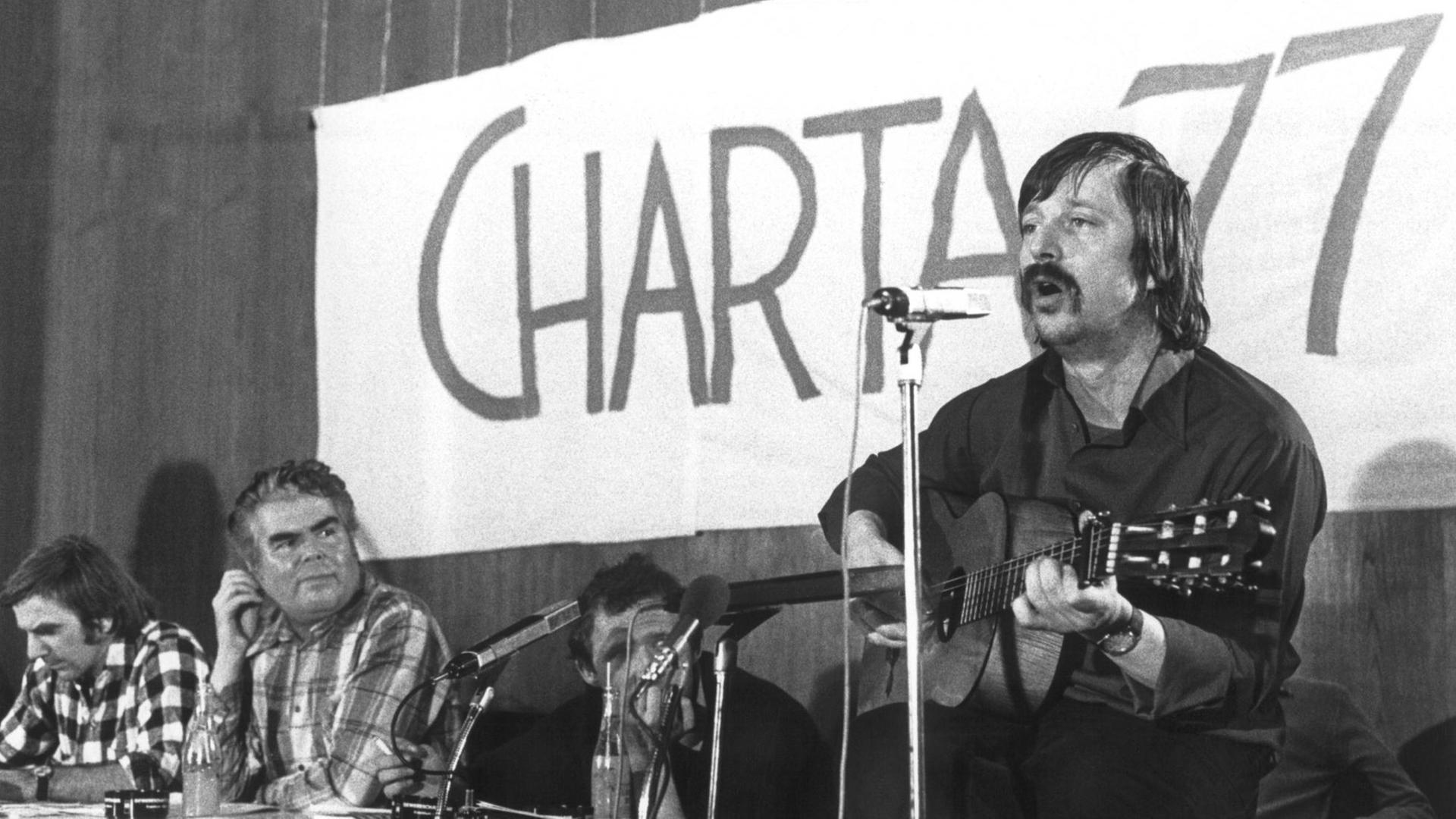 Der aus der DDR ausgebürgerte Liedermacher Wolf Biermann (r.) tritt am 27.03.77 im Saal des Frankfurter Gewerkschaftshauses in einer Solidaritätsveranstaltung für die Bürgerrechtsbewegung in der CSSR "Charta 77" auf. Auf dem Podium v.l. Studentenführer Rudi Dutschke, Jiri Pelikan (ehemaliger Direktor des Prager Rundfunks) und Adam Michnik (ehemaliger polnischer Studentensprecher). Der aus der DDR ausgebürgerte Liedermacher Wolf Biermann (r.) tritt am 27.03.77 im Saal des Frankfurter Gewerkschaftshauses in einer Solidaritätsveranstaltung für die Bürgerrechtsbewegung in der CSSR "Charta 77" auf. Auf dem Podium v.l. Studentenführer Rudi Dutschke, Jiri Pelikan (ehemaliger Direktor des Prager Rundfunks) und Adam Michnik (ehemaliger polnischer Studentensprecher).
