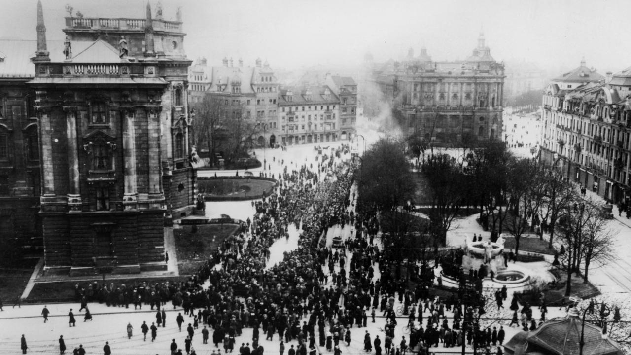 Menschenmengen sammeln sich während der Novemberrevolution 1918 in München. Menschenmengen sammeln sich während der Novemberrevolution 1918 in München.