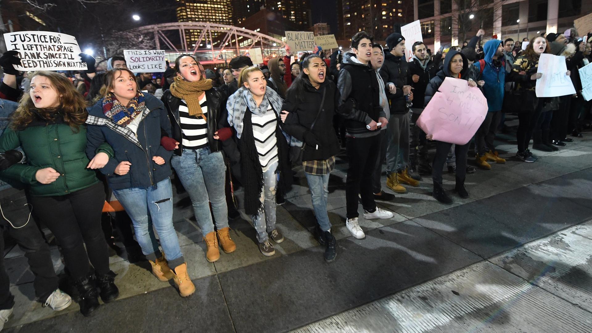 Protestierende blockieren bei Demonstrationen gegen Polizeigewalt in Manhattan eine Straße. Protestierende blockieren bei Demonstrationen gegen Polizeigewalt in Manhattan eine Straße.