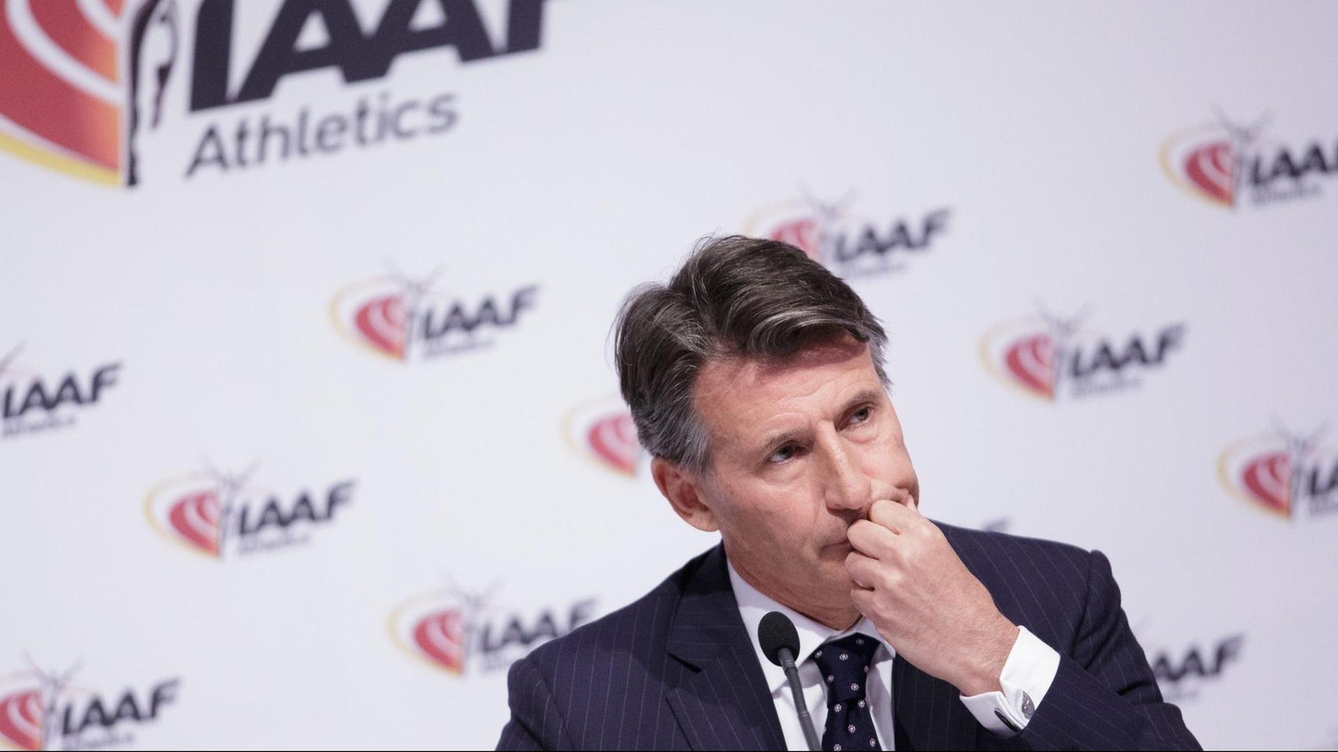 Sebastian Coe, Präsident des Leichtathletik-Weltverbandes IAAF bei einer Pressekonferenz nach dem Treffen des Councils in Wien.