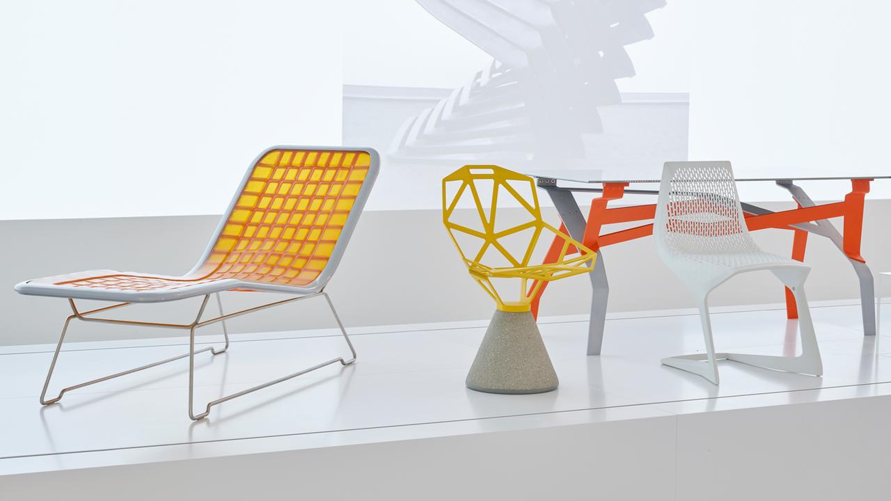 Liege von Werner Aisslinger, Chair One und Myto von Konstantin Grcic und Breeding Table von Clemens Weisshaar Liege von Werner Aisslinger, Chair One und Myto von Konstantin Grcic und Breeding Table von Clemens Weisshaar