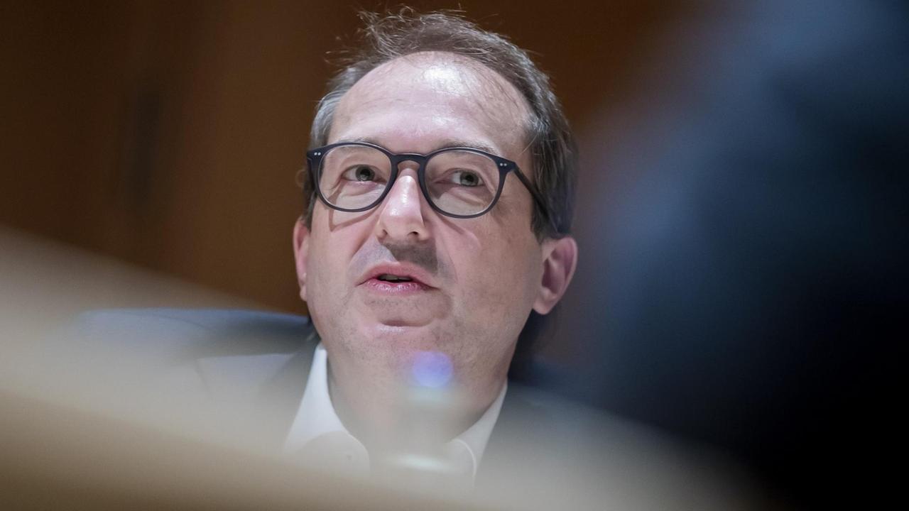 Alexander Dobrindt, Vorsitzender der CSU-Landesgruppe im Deutschen Bundestag, steht vor einem Interviewtermin mit der Deutschen Presse-Agentur in einem Fahrstuhl des Jakob-Kaiser-Hauses. Alexander Dobrindt, Vorsitzender der CSU-Landesgruppe im Deutschen Bundestag, steht vor einem Interviewtermin mit der Deutschen Presse-Agentur in einem Fahrstuhl des Jakob-Kaiser-Hauses.